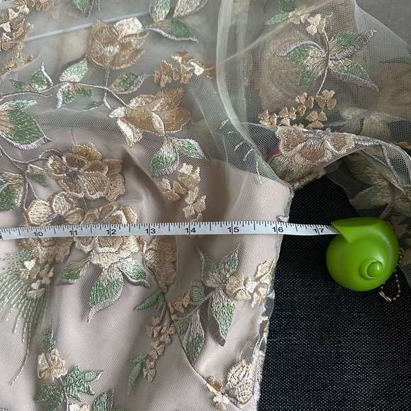 Monique Lhuillier Embroidered Floral Dress size 6 - Picture 12 of 12